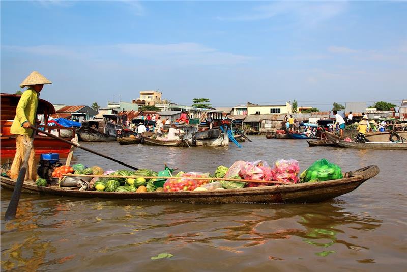 Saigon Motorbike Tour to Siemreap via Mekong Delta and Phnom Penh : SIGHTSEEING TOUR AT CAI RANG FLOATING MARKET - CAN THO MOTORCYCLE TOUR TO CHAU DOC Vietnam Overland Motorbike Tour to Cambodia from Saigon to Siemreap