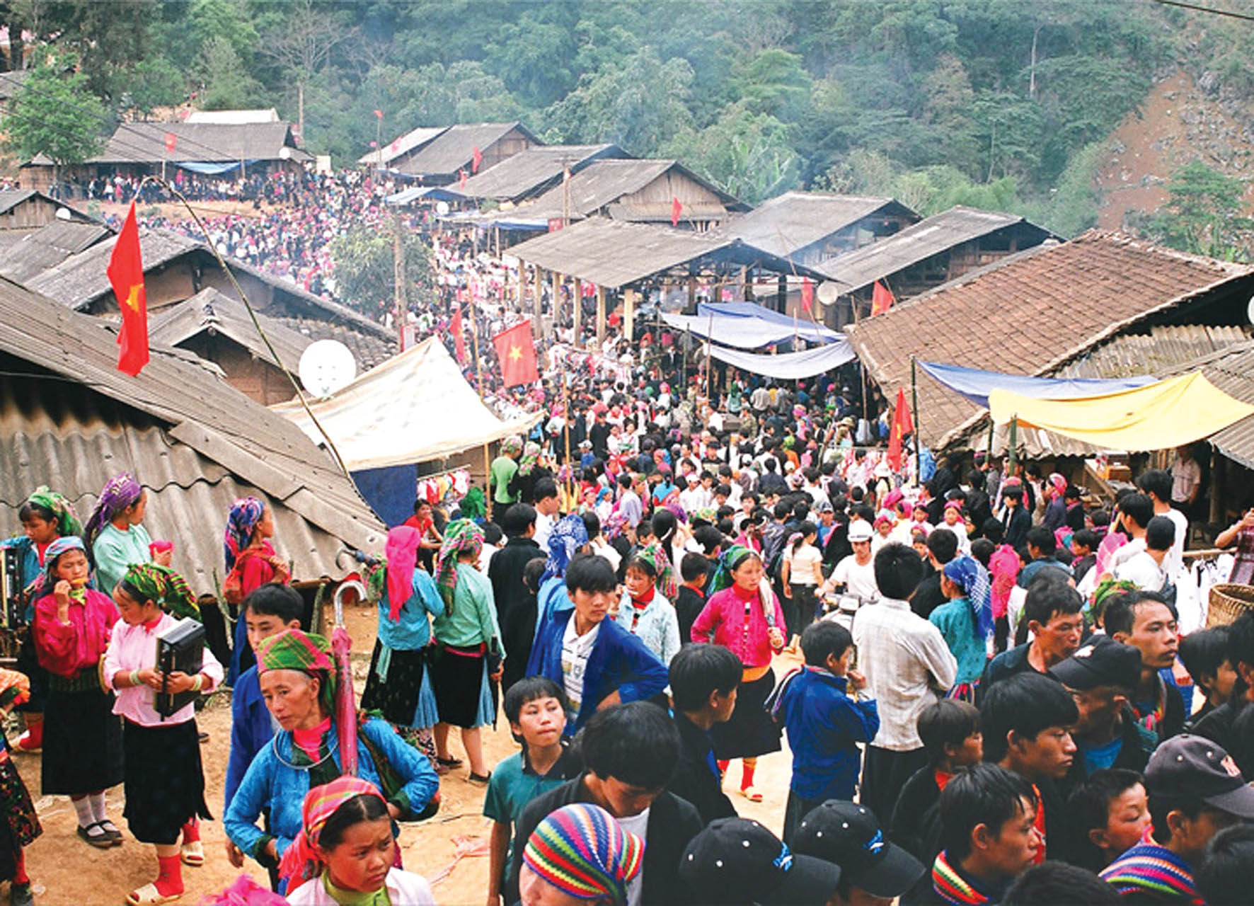 Why Hanoi Loop Motorcycle Tour to Hagiang is a MUST? Local Market in Ha Giang Why Hanoi Loop Motorcycle Tour to Hagiang is a MUST?