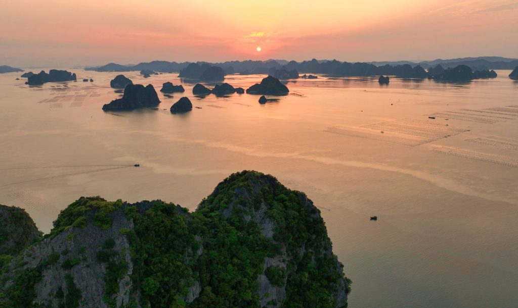 Top 6 Reasons to do a loop motorbike tour from Hanoi to Halong Bay then Ninh Binh Top 6 Reasons to do a loop motorbike tour from Hanoi to Halong Bay then Ninh Binh