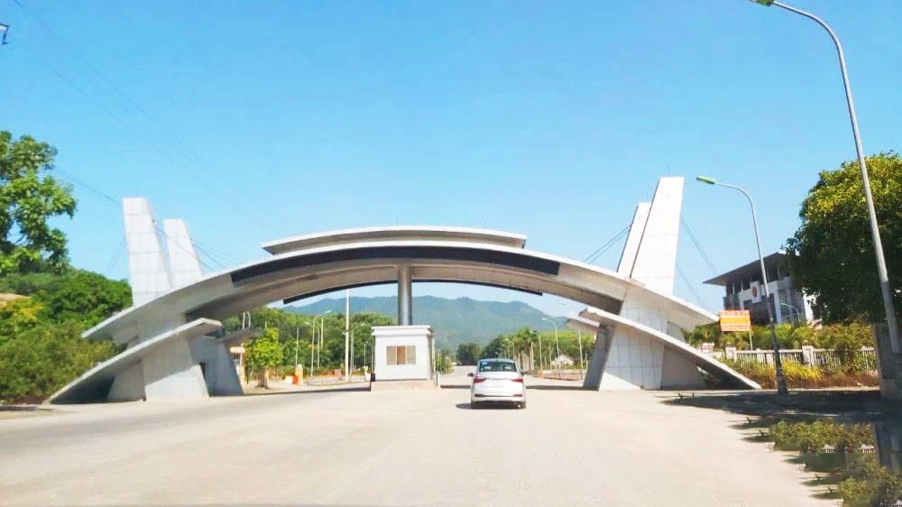 Vietnam Motorbike Tour to Laos - All you should know before you go? cau treo border gate Vietnam Motorbike Tour to Laos - All you should know before you go?