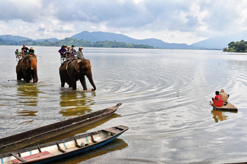 Epic Saigon Dirt Bike Tour to Nha Trang via Central Highlands lak-lake