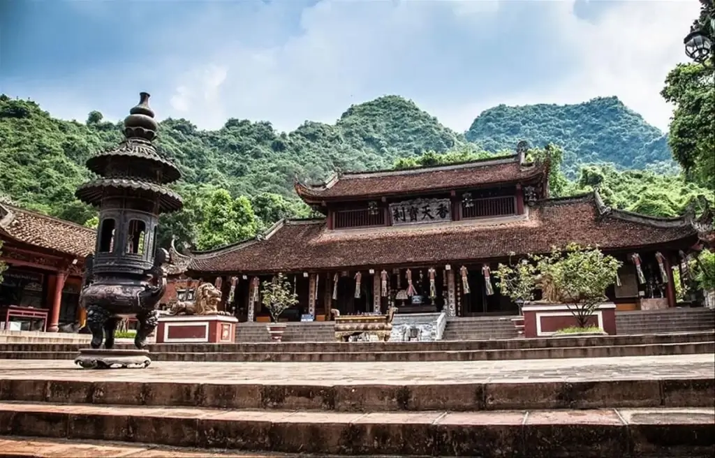 Where Are the Best Places to Visit on a Hanoi Motorbike Tour? Perfume Pagoda Where Are the Best Places to Visit on a Hanoi Motorbike Tour?